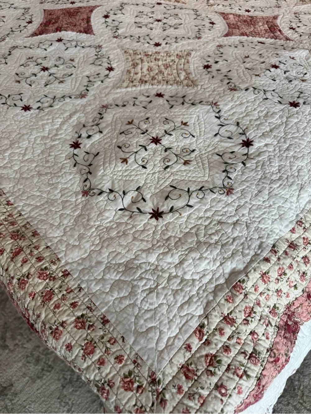 JC Penney 100% Cotton White/Dusty Rose Cal King+ Quilt Two Shams Floral Cottage